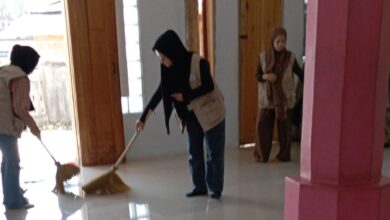 aksi gotong royong nahsiswa KKN UIC