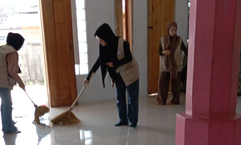 aksi gotong royong nahsiswa KKN UIC