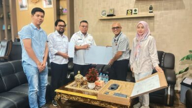 Foto Penyerahan Perangkat Oleh Manager Unit Layanan Bangka Belitung PT PLN Icon Plus, Henry Krisyanto kepada Wakil Bupati Belitung Timur, Bapak Khairil Anwar, di ruang kerjanya. (Foto JH/PLN Icon Plus).