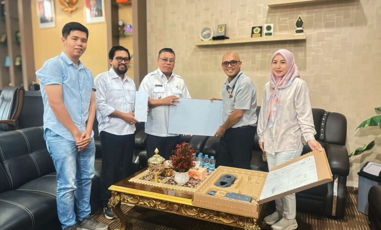 Foto Penyerahan Perangkat Oleh Manager Unit Layanan Bangka Belitung PT PLN Icon Plus, Henry Krisyanto kepada Wakil Bupati Belitung Timur, Bapak Khairil Anwar, di ruang kerjanya. (Foto JH/PLN Icon Plus).