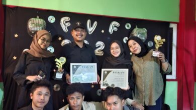 Mahasiswa FSEB UIC aktif berdiskusi dan berkolaborasi dalam berbagai kegiatan kampus.
