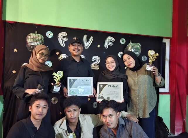 Mahasiswa FSEB UIC aktif berdiskusi dan berkolaborasi dalam berbagai kegiatan kampus.