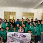 Foto bersama Sekretaris Desa (Sekdes) Cinagara, Pak Uan, Ketua KKN, dan mahasiswa Universitas Ibnu Chaldun Jakarta pada acara pembukaan Kuliah Kerja Nyata (KKN) Tahun 2026 di Desa Cinagara. Para peserta berdiri berdampingan dengan suasana resmi dan penuh semangat sebagai tanda dimulainya kegiatan pengabdian kepada masyarakat.