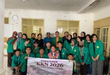 Penyerahan simbolis rompi dan ID Card KKN Universitas Ibnu Chaldun Jakarta oleh Sekdes Desa Cinagara, Pak Uan, bersama Dekan Dahri Zainal.