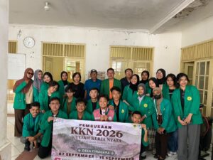 Foto bersama Sekretaris Desa (Sekdes) Cinagara, Pak Uan, Ketua KKN, dan mahasiswa Universitas Ibnu Chaldun Jakarta pada acara pembukaan Kuliah Kerja Nyata (KKN) Tahun 2026 di Desa Cinagara. Para peserta berdiri berdampingan dengan suasana resmi dan penuh semangat sebagai tanda dimulainya kegiatan pengabdian kepada masyarakat.