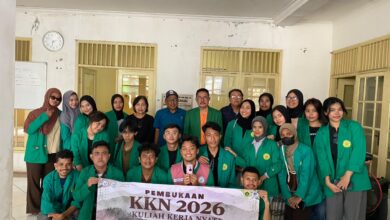 Penyerahan simbolis rompi dan ID Card KKN Universitas Ibnu Chaldun Jakarta oleh Sekdes Desa Cinagara, Pak Uan, bersama Dekan Dahri Zainal.