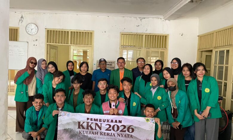 Penyerahan simbolis rompi dan ID Card KKN Universitas Ibnu Chaldun Jakarta oleh Sekdes Desa Cinagara, Pak Uan, bersama Dekan Dahri Zainal.