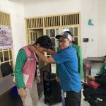 Penyerahan simbolis ID Card dan rompi KKN Universitas Ibnu Chaldun Jakarta oleh Sekdes Desa Cinagara, Pak Uan, kepada Ketua KKN.