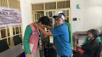 Penyerahan simbolis ID Card dan rompi KKN Universitas Ibnu Chaldun Jakarta oleh Sekdes Desa Cinagara, Pak Uan, kepada Ketua KKN.