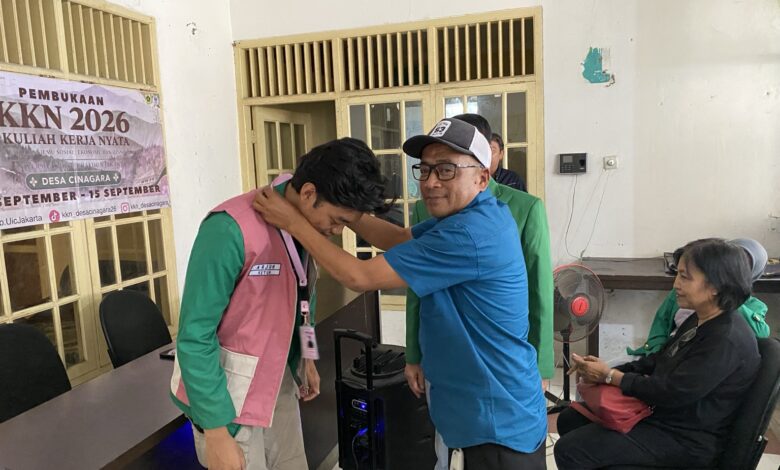 Penyerahan simbolis ID Card dan rompi KKN Universitas Ibnu Chaldun Jakarta oleh Sekdes Desa Cinagara, Pak Uan, kepada Ketua KKN.